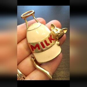 VINTAGE ESTATE MILK BOTTLE & CAT 2 3/4" BROOCH GREAT CONDITION